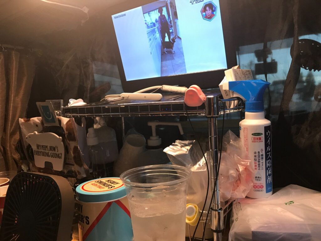 ハイエースの中でテレビを見ながらくつろげる車中泊空間の様子