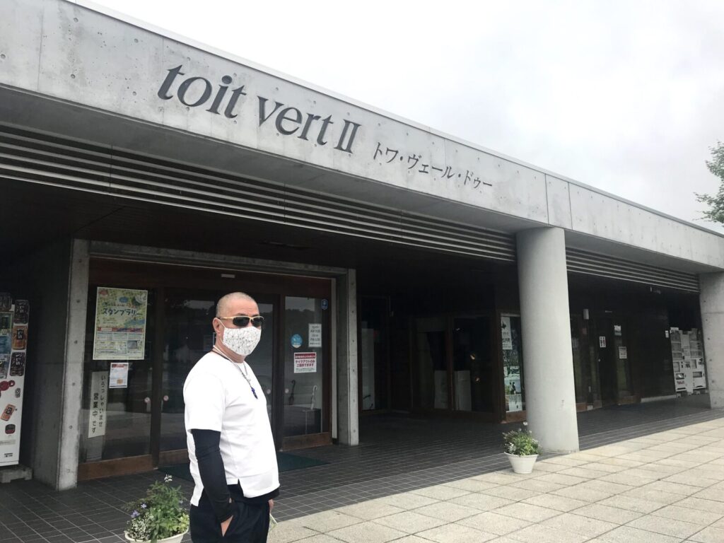 黒松内|道の駅くろまつないの建物外観と男性