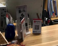 知内温泉和楽園のフロントに置かれたPayPay決済用QRコードとパンフレット類
