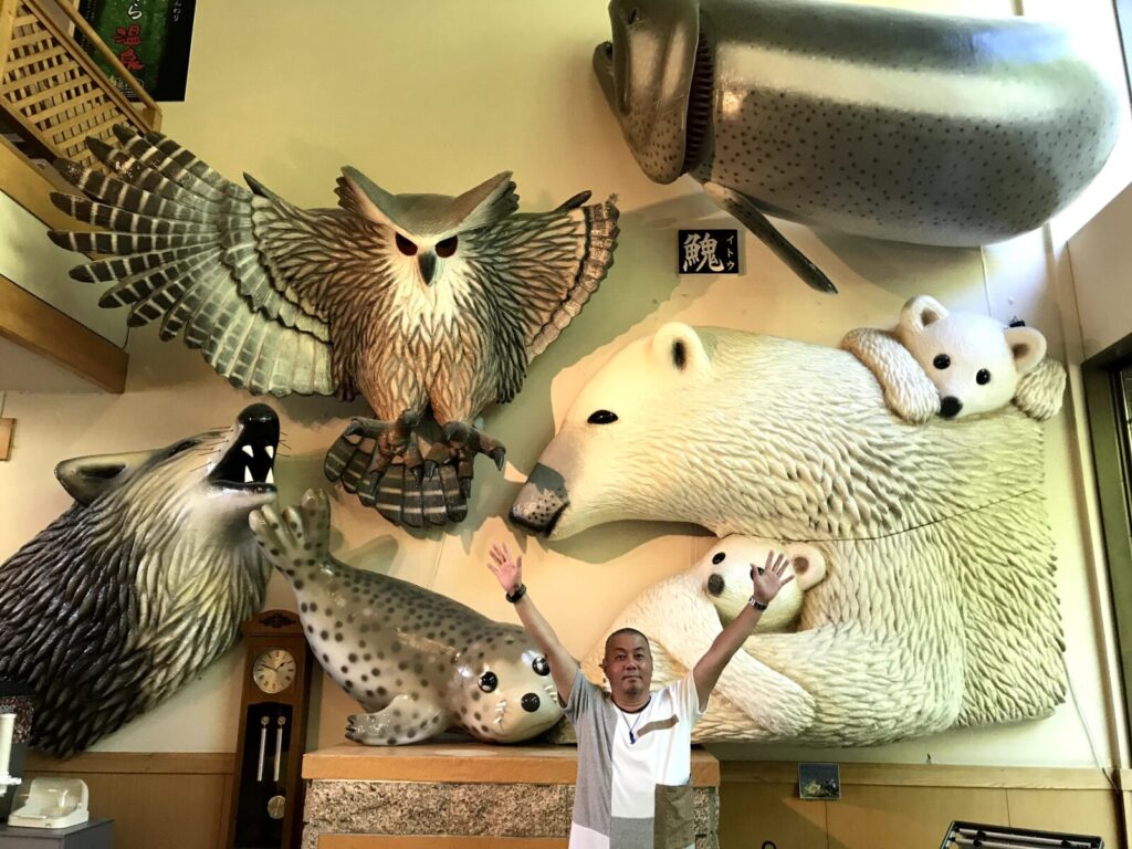 北海道のしかぐら温泉ロビーにある動物の巨大な立体アート（シロクマ、アザラシ、フクロウなど）