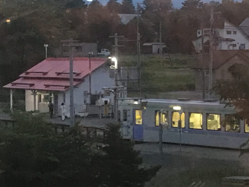 夕暮れ時の美馬牛駅と停車中の列車