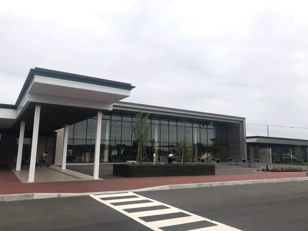 ガラス張りの外観が印象的な道の駅かみしほろの全景