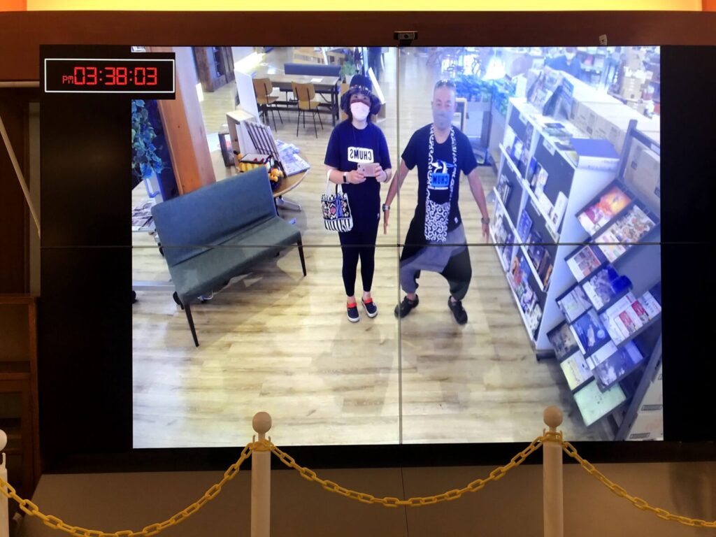 ポーズをとる来場者の姿（道の駅ピア21しほろのモニター前）