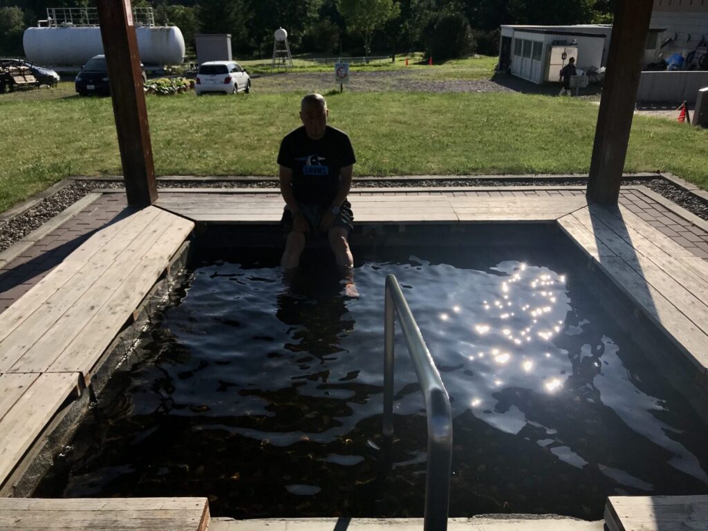 道の駅しほろ温泉の足湯で足を浸けている男性