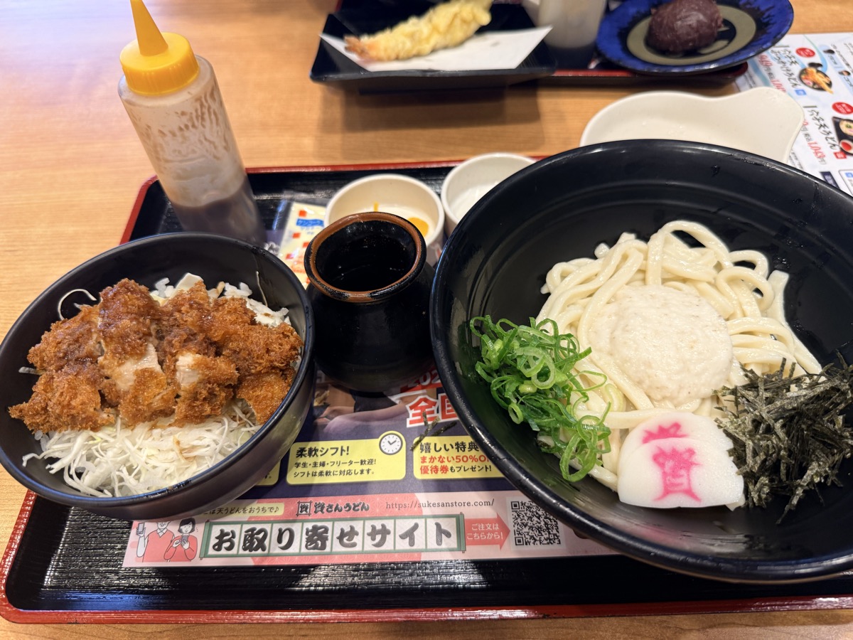 資さんうどん成田店で食べた冷山いも温玉ぶっかけうどんとミニソースチキンカツ丼の全景