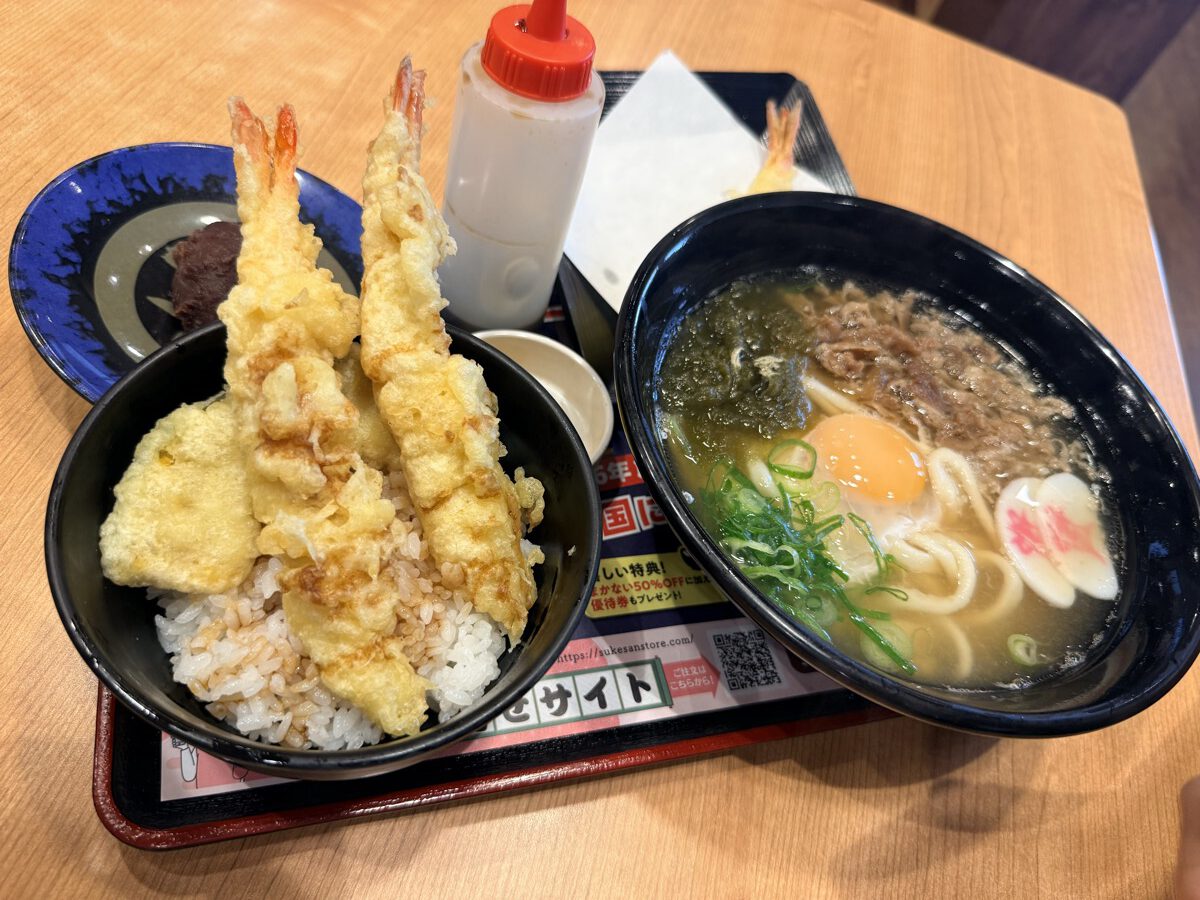 資さんうどん成田店の旦那の肉玉うどんセット全景。肉玉うどん+ミニ海老天丼