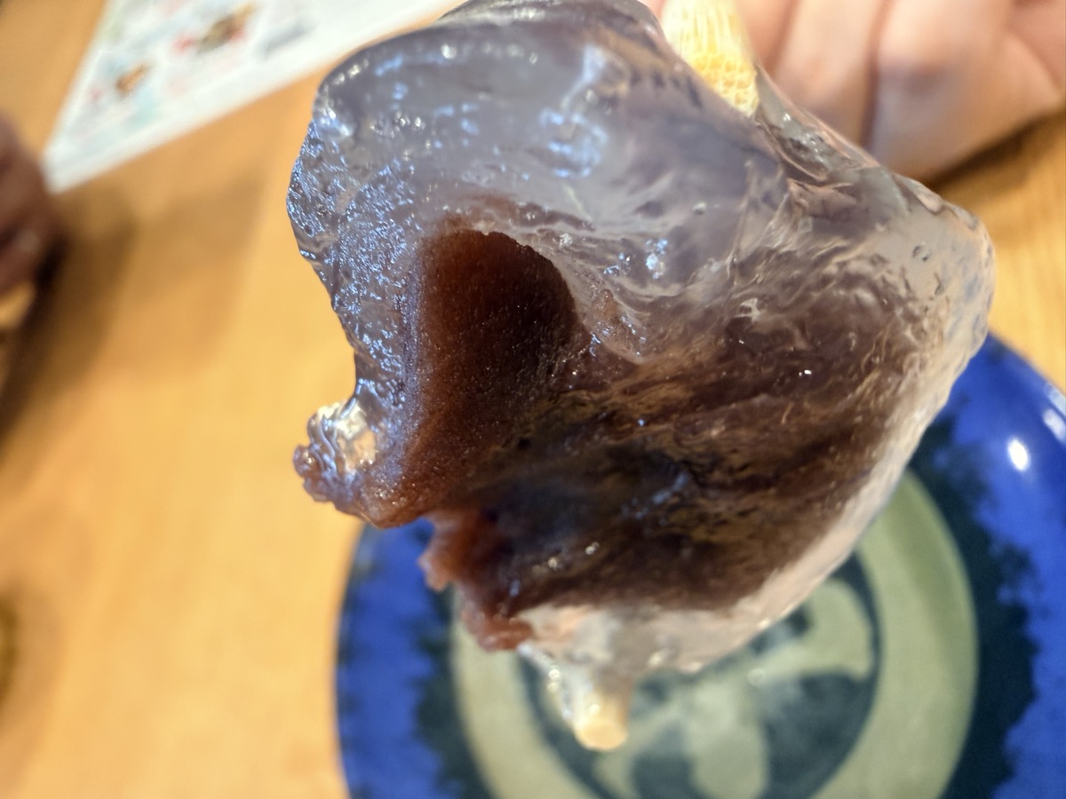 資さんうどんの水まんじゅう。透けた葛と中の餡が涼しげ