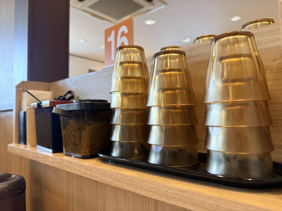 資さんうどん成田店の給茶コーナーとテーブル番号スタンド