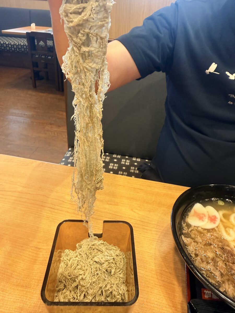 資さんうどんあるある「とろろ昆布を箸でつかんだら思った以上にたくさん取れる事件」