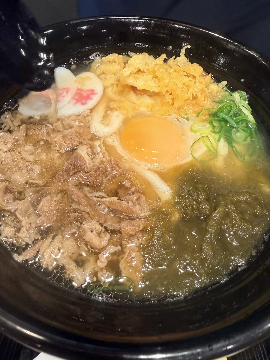 資さんうどん成田店の肉玉うどんに無料セルフトッピングのとろろ昆布をのせたアップ